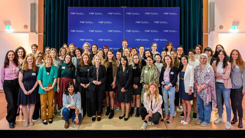 Gruppenbild der Auszeichnungsfeier für Forscherinnen der Karriereprogramme ESPRIT und Elise Richter in der Wiener Urania