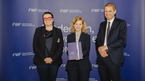 FWF-Vizepräsidentin Ursula Jakubek, Wissenschaftsministerin Eva-Maria Holzleitner und FWF-Präsident Christof Gattringer bei der Präsentation der FWF-Förderbilanz 2024