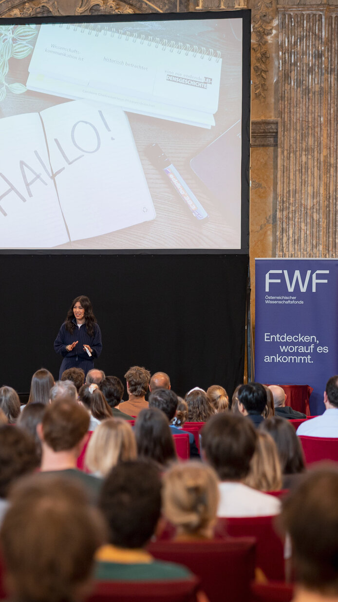 Mai Thi Nguyen-Kim beim Vortrag im Festsaal der ÖAW