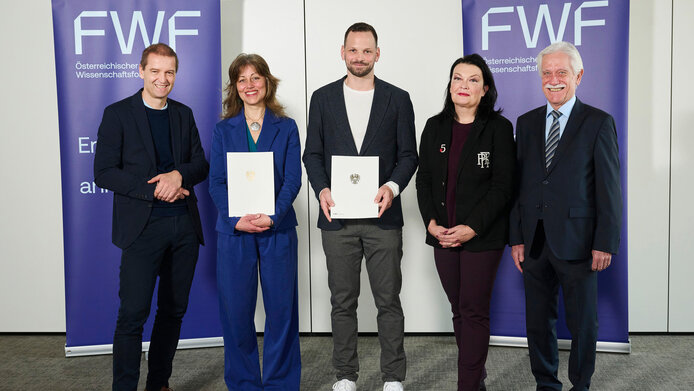 Gruppenbild v. l. n. r.: Christof Gattringer (Präsident des FWF), Manuela Schmidt (Weiss-Preisträgerin), Simon Woyke (Weiss-Preisträger), Ursula Jakubek (kaufmännische Vizepräsidentin des FWF) und Rudolf Bauer (Dr. Gottfried und Dr. Vera Weiss Wissenschaftsstiftung)