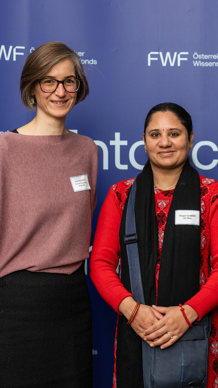 Teilnehmerinnen vor der FWF-Fotowand