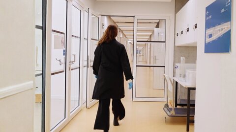 Forscherin geht einen Gang entlang