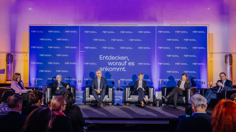 Hannelore Veit, Manuela Baccarini, Christian Pohl, Barbara Weitgruber, Mari Sundli Tveit und FWF-Präsident Christof Gattringer auf der Bühne. Teilnehmer:innen im Vordergrund. 