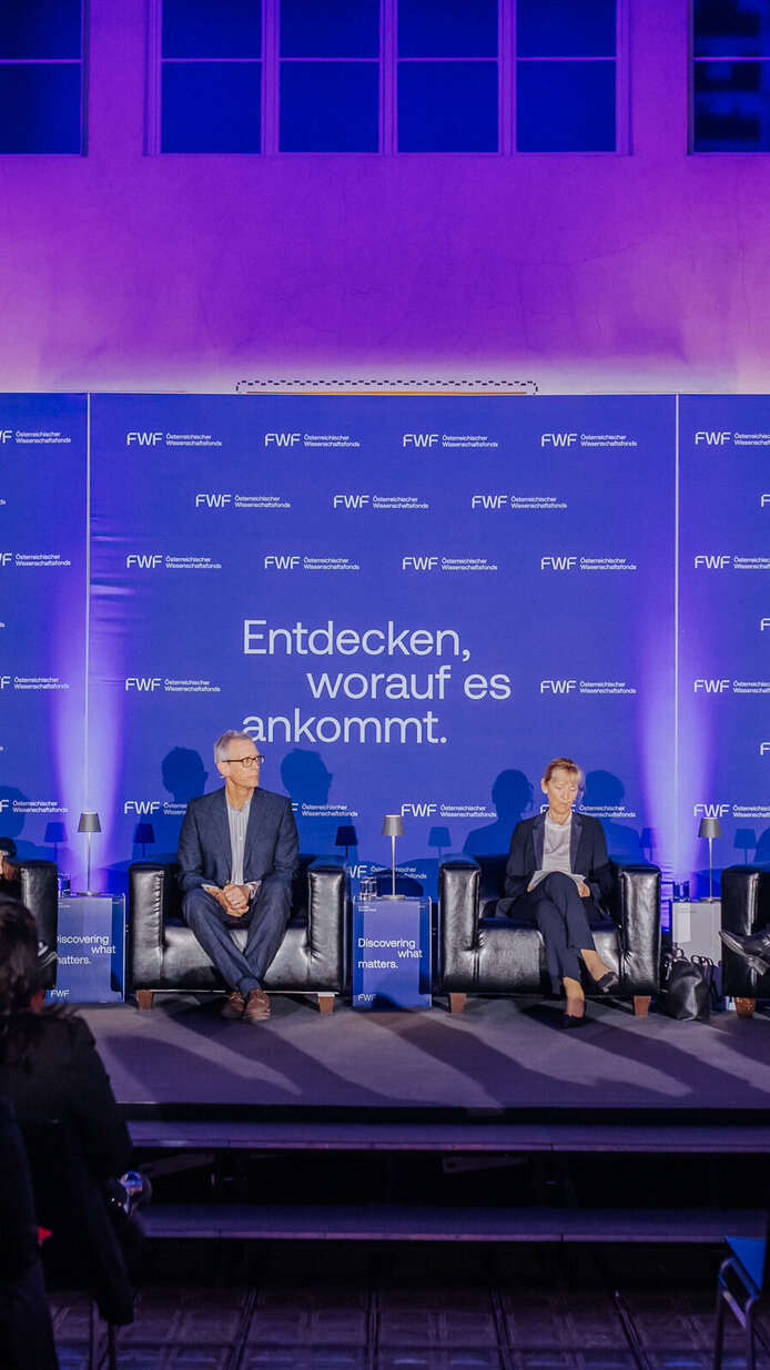 Hannelore Veit, Manuela Baccarini, Christian Pohl, Barbara Weitgruber, Mari Sundli Tveit und FWF-Präsident Christof Gattringer auf der Bühne. Teilnehmer:innen im Vordergrund. 