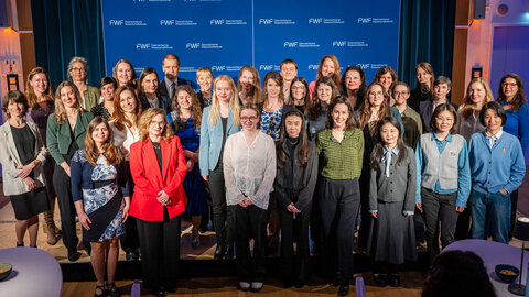 Gruppenbild der Auszeichnungsfeier für Forscherinnen der Karriereprogramme ESPRIT und Elise Richter in der Wiener Urania