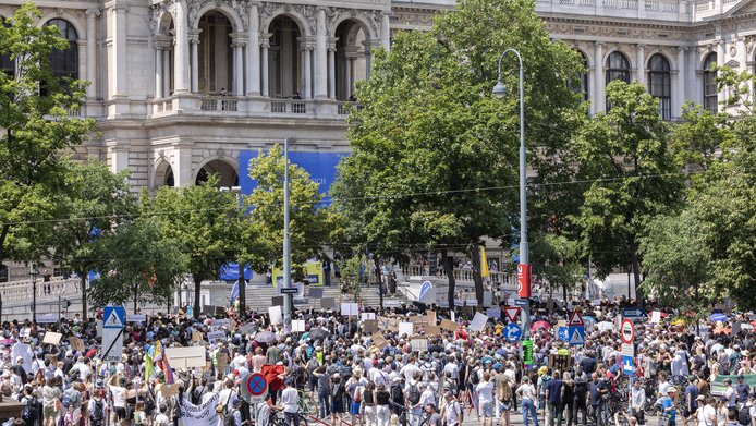 Protestierende vor dem Haupteingang der Universität Wien