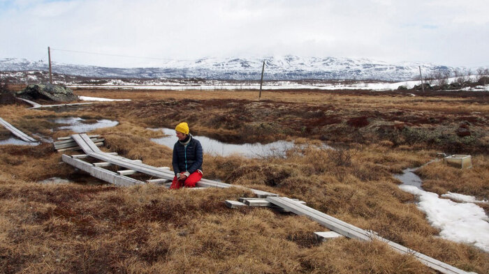 Forscherin in der sibirischen Tundra 