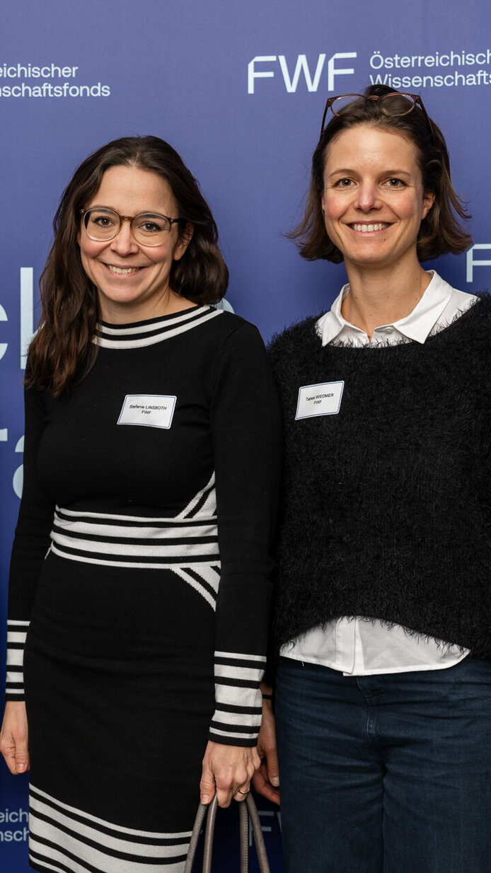 Teilnehmerinnen vor der FWF-Fotowand