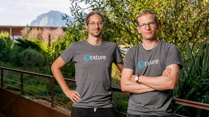 Die Mitgründer von Txture Matthias Farwick und Thomas Trojer auf einem Balkon mit Pflanzen im Hintergrund