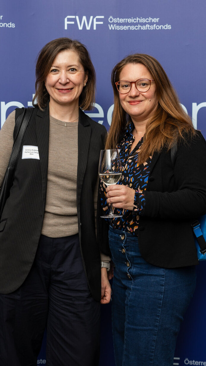 Teilnehmerinnen vor der FWF-Fotowand