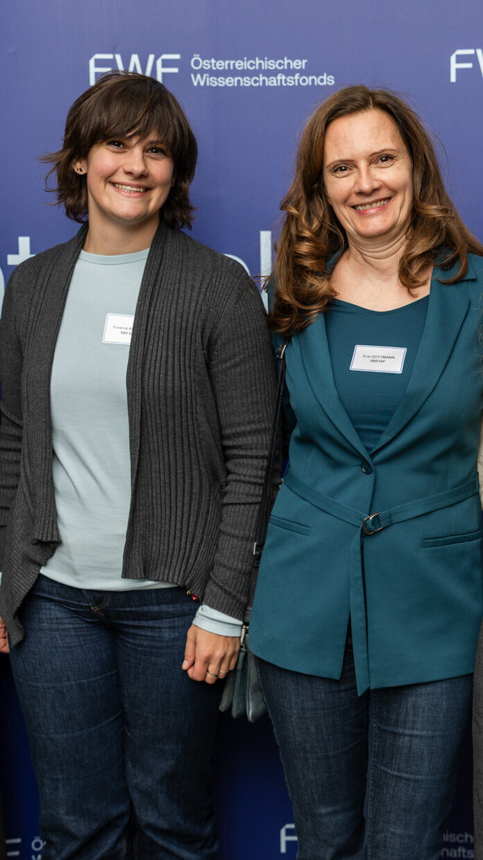 Teilnehmerinnen vor der FWF-Fotowand