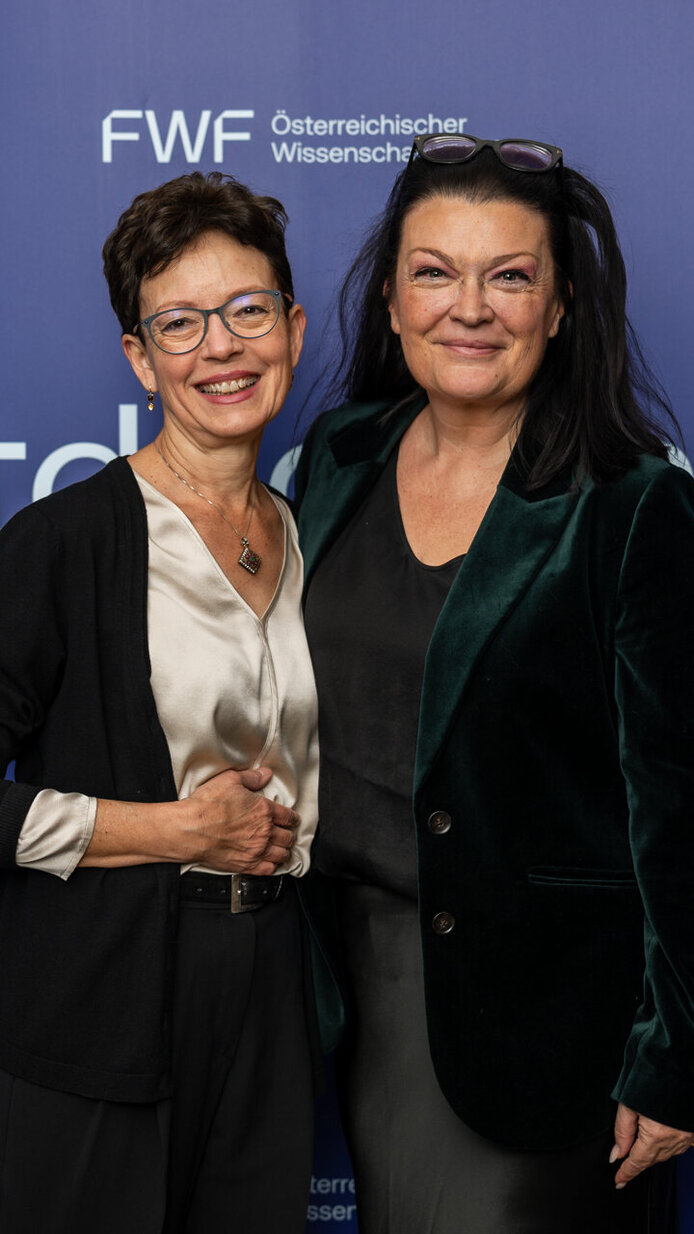 Teilnehmerinnen vor der FWF-Fotowand