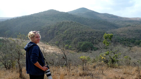 Bea Maas in vor Wildnis und Bergen Afrika