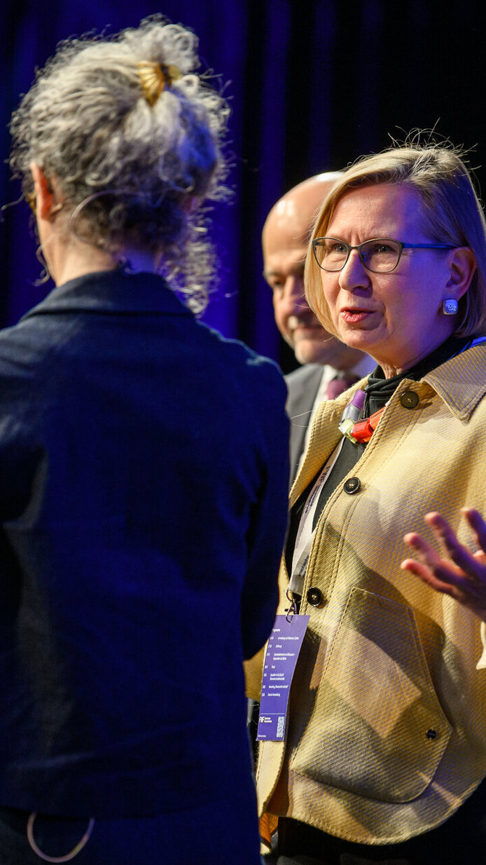 Moderatorin Birgit Dalheimer (ORF), Gregor Weihs (Uni Innsbruck) und Claudia Rapp (ÖAW/Uni Wien) auf der Bühne