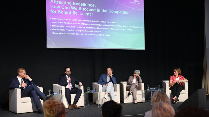 Christof Gattringer (FWF), Juan Pablo Aguilera (TU Wien), Georg Winter (AITHYRA, ÖAW), Manuela Baccarini (Universität Wien) und Maria Leptin (ERC) auf der Bühne