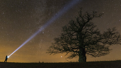 Lichtkegel vorm Sternenhimmel