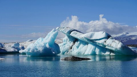 Large chunks of glacier ice in the Icelandic sea