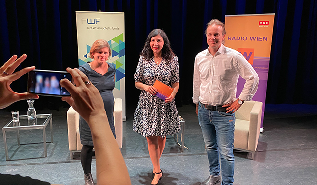 Ingrid Brodnig, Jasmin Dolati und Jörg Matthes auf der Bühne