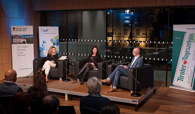 Désirée-Marie Holjevac, Silke Meyer und Manfred Mitterwachauer auf der Bühne