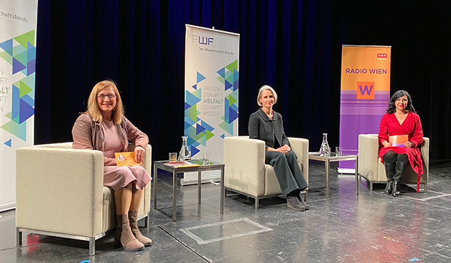 Marianne Hengstberger, Ulrike Zartler und Jasmin Dolati auf der Bühne